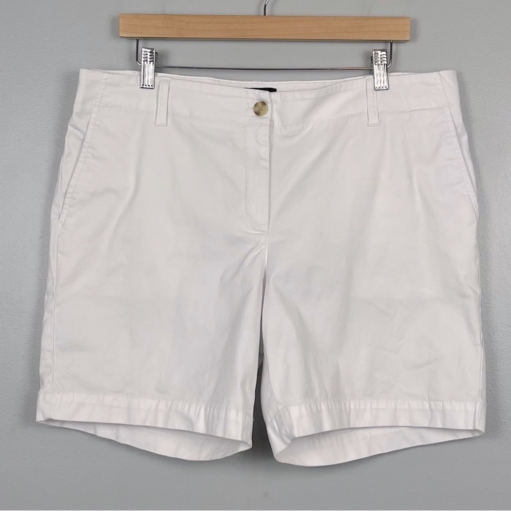 Talbots white cotton spandex Relaxed Chino Short 7”, size 12.